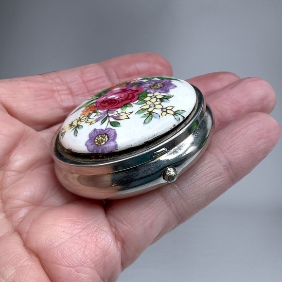 🌺Vintage Floral Pill/Trinket Box - Picture 2 of 12